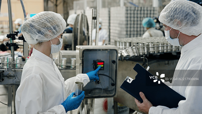 罐头鱼工厂。图片素材