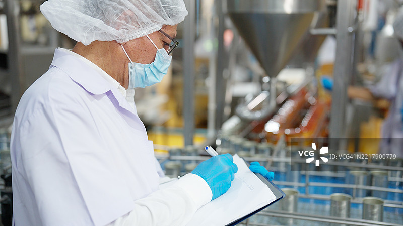 罐头鱼工厂。图片素材