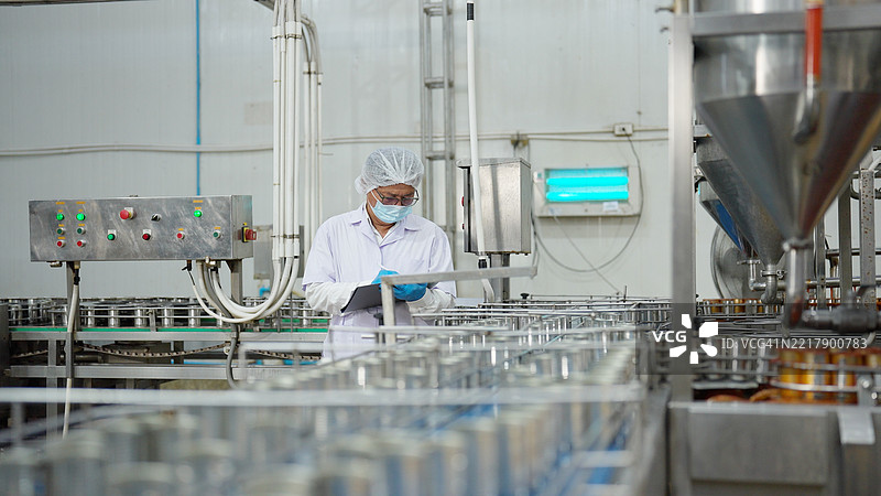 罐头鱼工厂。图片素材