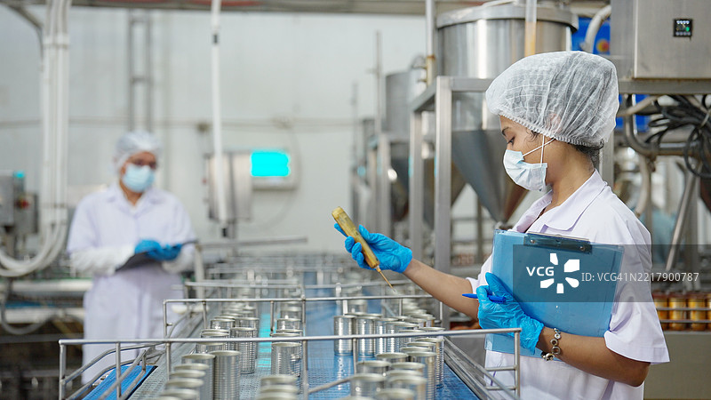 罐头鱼工厂。图片素材