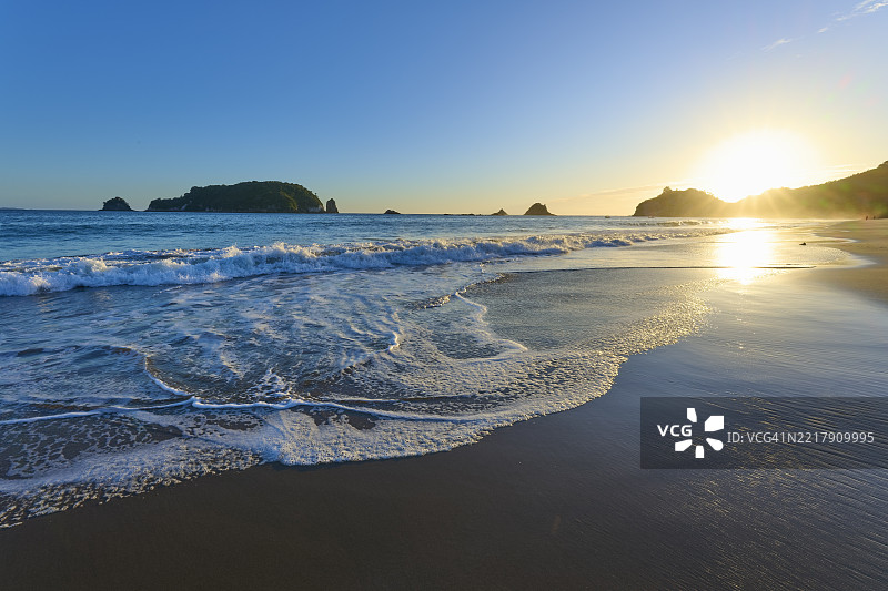 新西兰北岛科罗曼德半岛瓦卡伊托哈希海滩的夏日日出图片素材