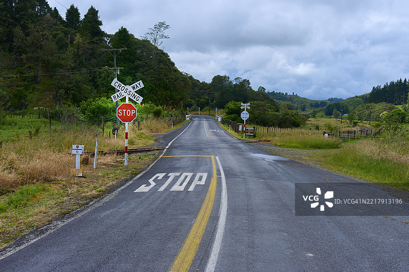 新西兰北岛塔拉纳基斯特拉特福德的遗忘世界公路上的铁路交叉口道路，斯特拉斯莫尔鞍部图片素材