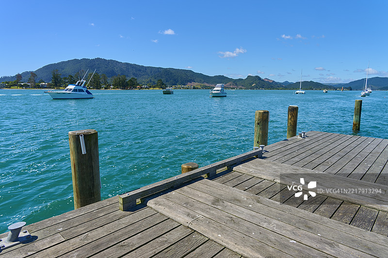 新西兰北岛瓦卡伊托地区塔伊鲁阿的塔伊鲁阿河上的木栈桥，夏季景色图片素材