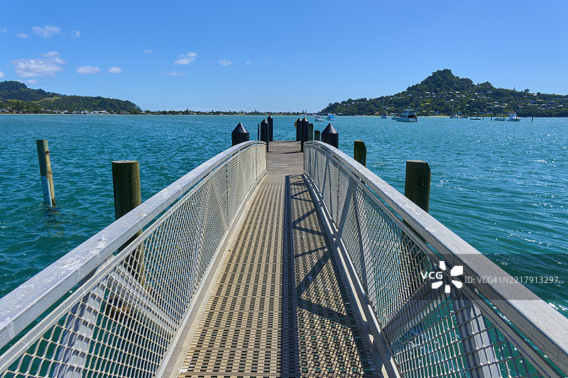 新西兰北岛瓦卡伊托地区塔伊鲁阿的塔伊鲁阿河上的码头，夏季景象图片素材