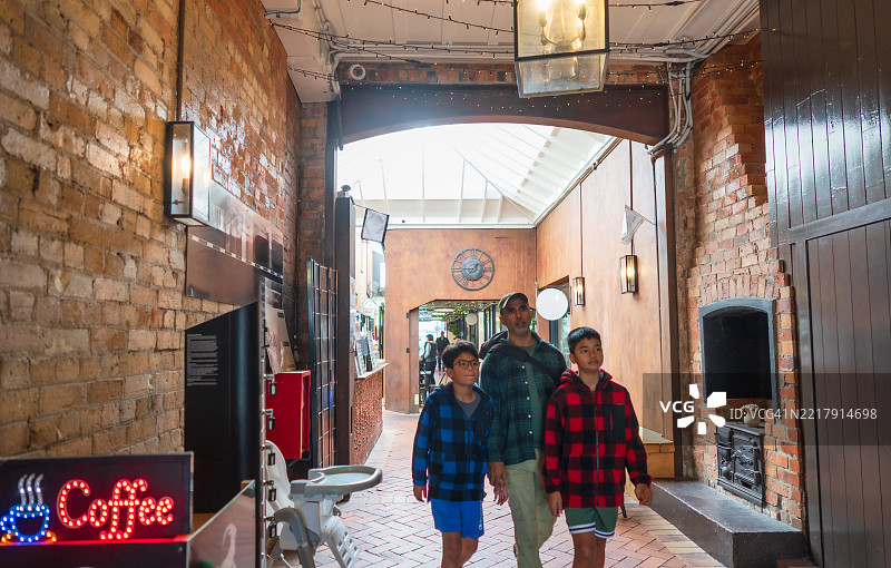 家庭在咖啡店氛围中探索。图片素材