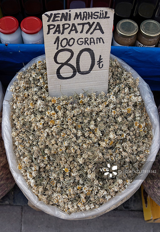 高角度视图的干菊花销售袋图片素材