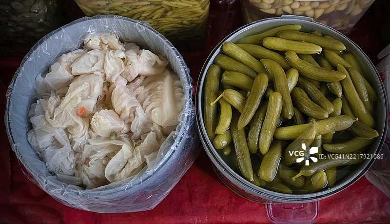 土耳其爱琴海地区市场摊位上出售的腌制白菜和黄瓜的高角度视图。图片素材