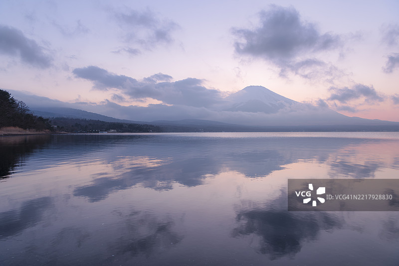 富士山与日落时分映照在山中湖的柔和色彩天空图片素材