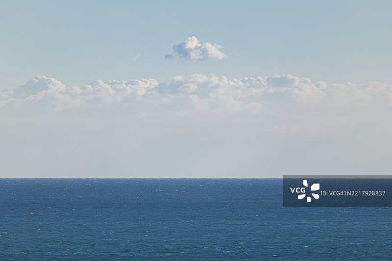 蓝天上白云飘荡，海洋的蓝色地平线尽收眼底图片素材