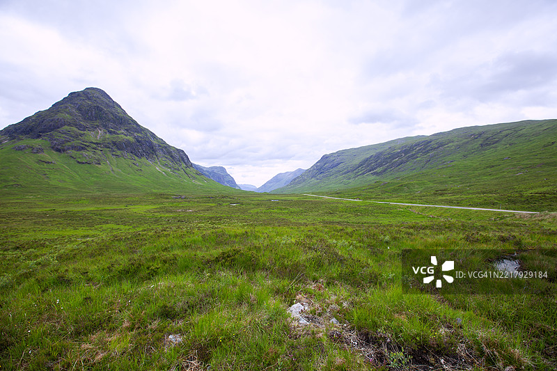 西高地小径穿过格伦科，通往苏格兰金斯豪斯附近的布阿基尔艾蒂夫山图片素材