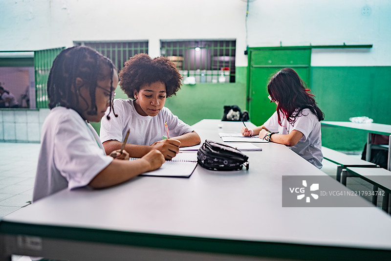 学校的女学生朋友们在校园的庭院里一起学习图片素材