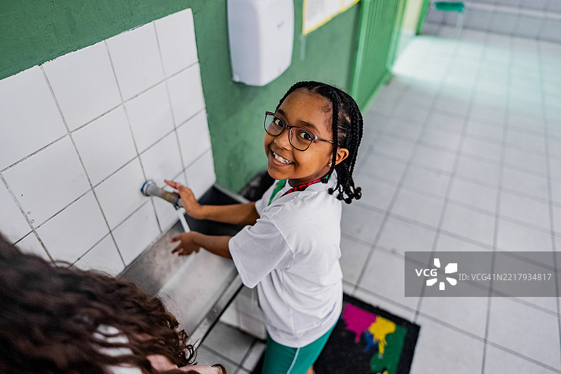 学校里洗手的女学生肖像图片素材
