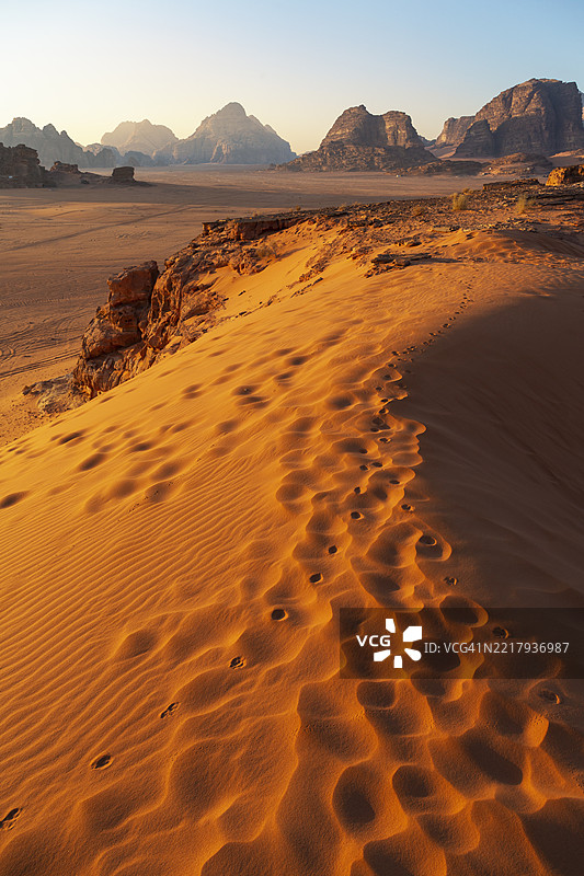 约旦的黎明时分，瓦迪拉姆。图片素材