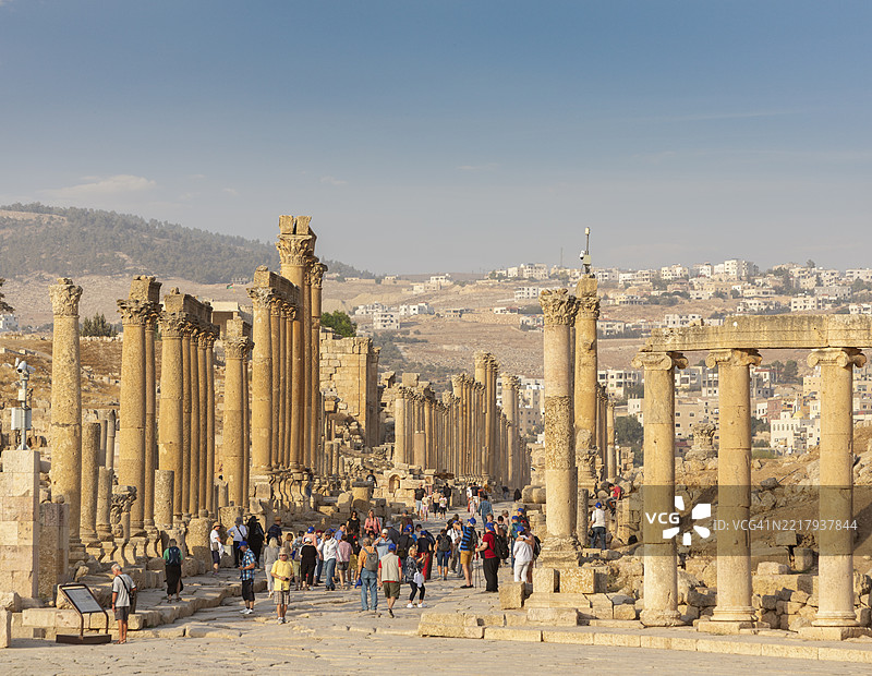 游客参观约旦的杰拉什古遗址。图片素材