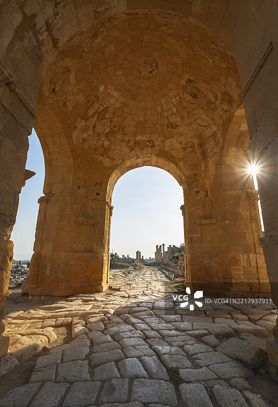 约旦杰拉什的柱廊街尽头的北方四柱门。图片素材