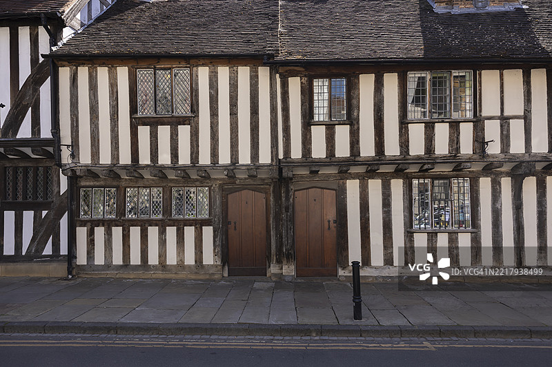 英格兰斯特拉特福德-阿庇翁的教堂街上的慈善房屋。图片素材