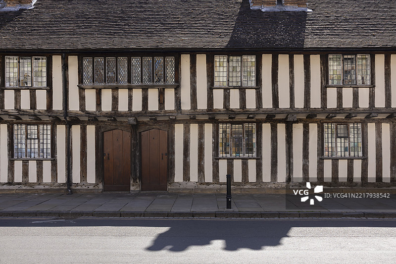 英格兰斯特拉特福德-阿庇翁的教堂街上的慈善房屋。图片素材