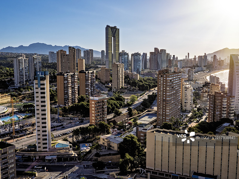 现代海滨城市的高空视角，摩天大楼林立。西班牙的贝尼多姆市。图片素材