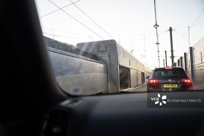 在英国福克斯通登上隧道列车图片素材