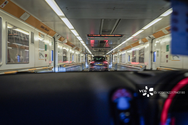 登上勒隧道列车图片素材