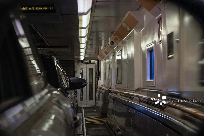 在隧道列车内图片素材