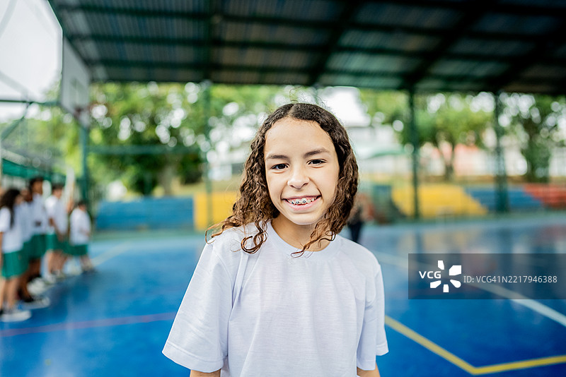 学校体育课上运动场上的女学生肖像图片素材