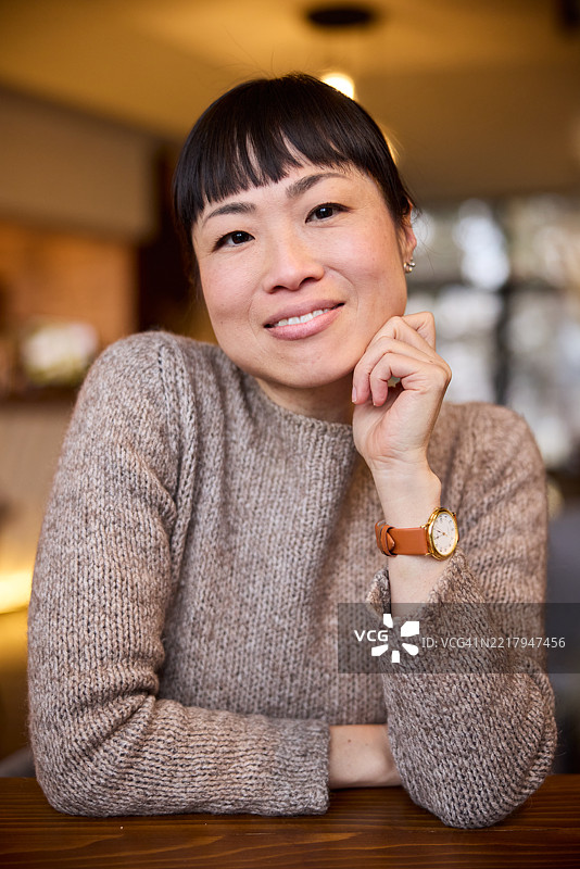 咖啡店内的日本女性肖像图片素材