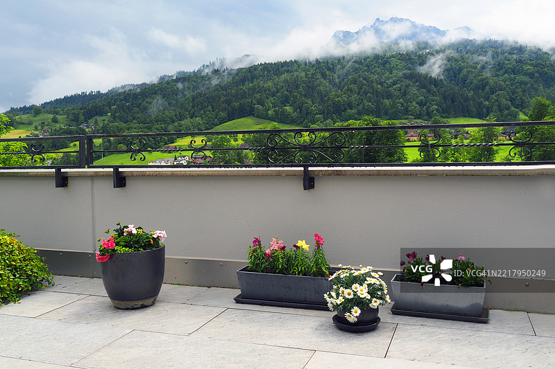 阳台上摆放着花盆，俯瞰皮拉图斯山的美景图片素材