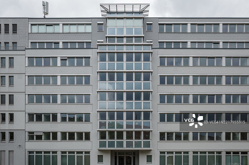 柏林一座现代主义办公大楼的对称立面。图片素材