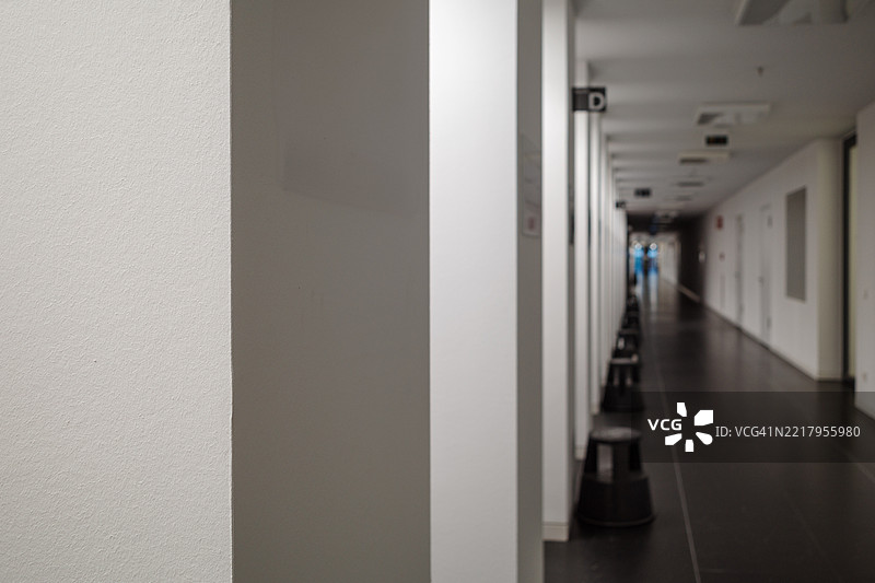 办公室走廊，排成一排的凳子形成消失的透视效果。图片素材