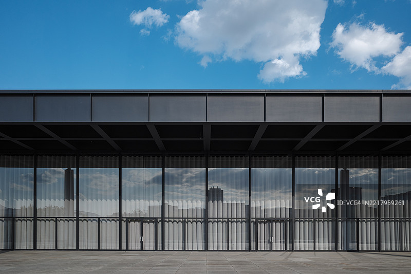 新国家美术馆，米斯·范·德·罗设计的现代建筑地标，在德国柏林的晴朗日子里展现。图片素材