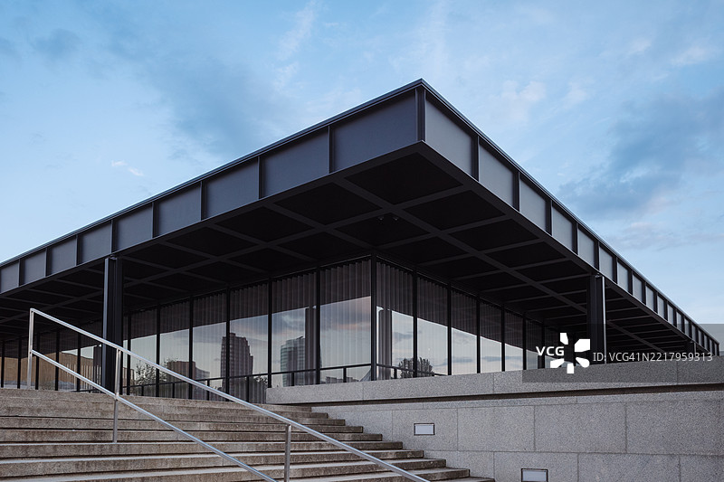 新国家美术馆，米斯·范·德·罗赫设计的现代建筑地标，在德国柏林的晴朗日子里展现。图片素材