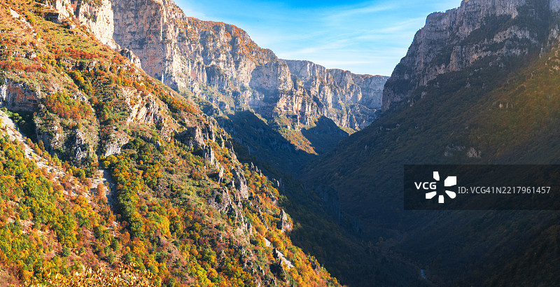 秋季色彩中的维科斯峡谷 - 希腊伊庇鲁斯图片素材