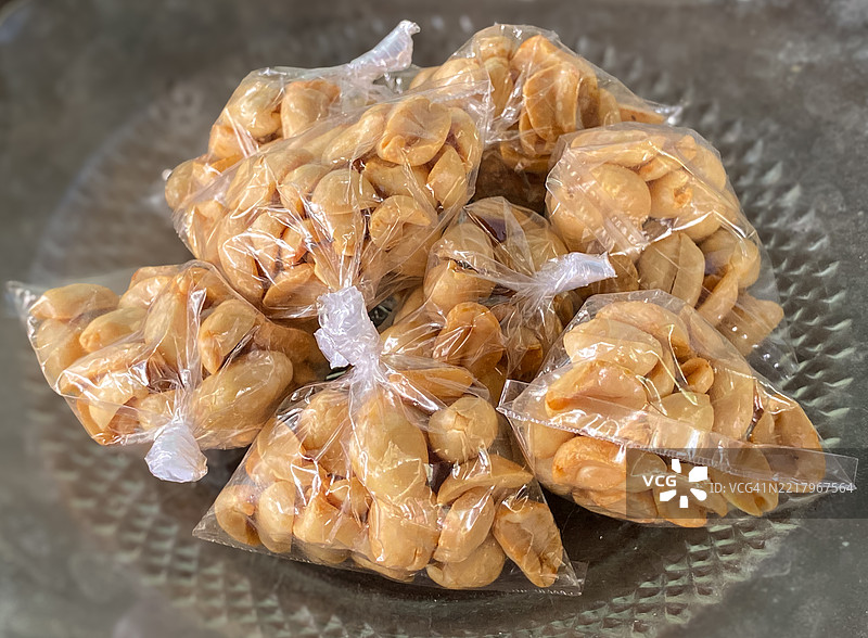 小塑料袋装的烤花生图片素材