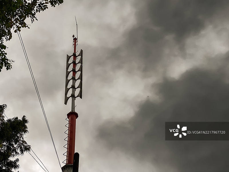 海啸预警塔与阴云背景图片素材