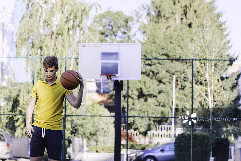 在户外准备投篮图片素材