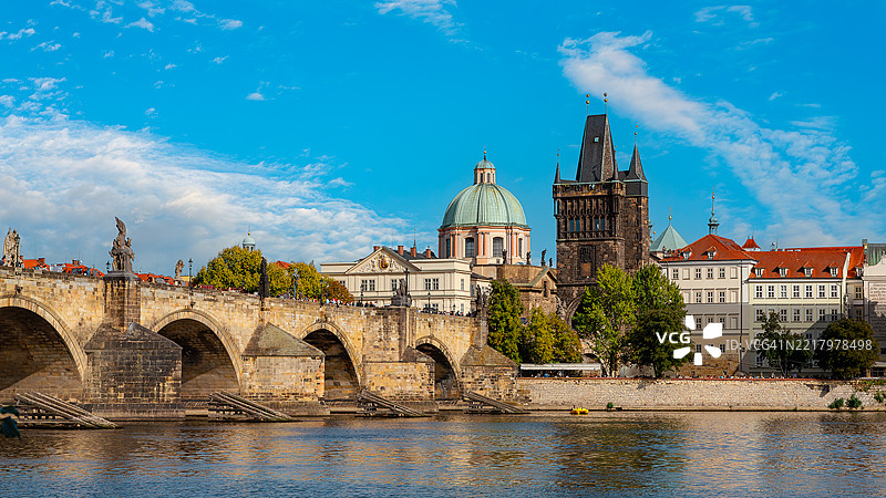 布拉格城堡与圣维特大教堂，橙色屋顶的历史建筑位于布拉格的马拉斯特拉纳河畔，捷克共和国图片素材