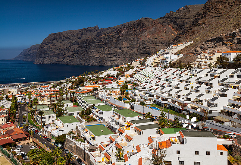 巨人岩度假村与悬崖（巨人悬崖），特内里费岛，加那利群岛，西班牙。图片素材