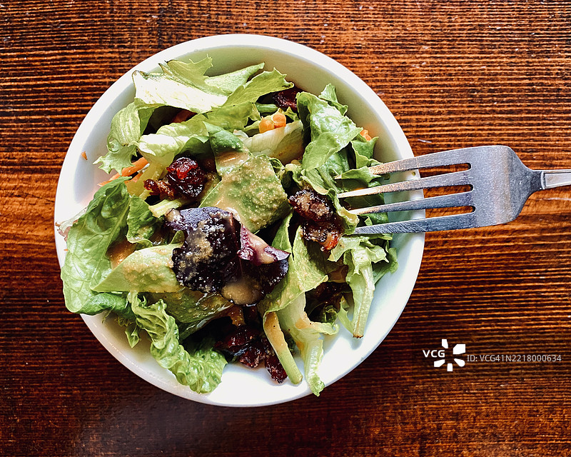 美味的小沙拉配姜汁酱图片素材