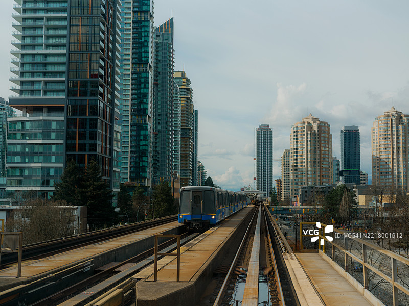 温哥华天车系统在日落时分，英属哥伦比亚省图片素材