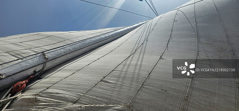 在尼罗河上乘坐小帆船航行图片素材