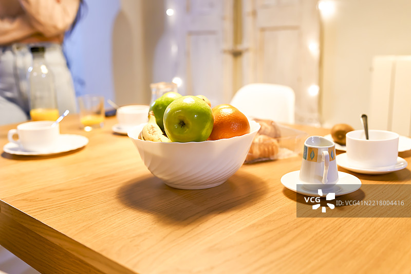 早餐桌上的新鲜水果碗图片素材