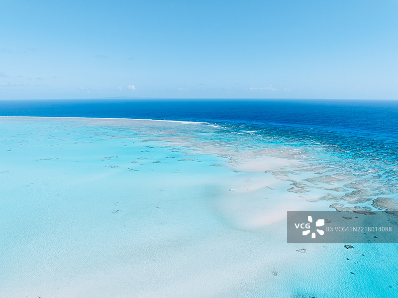 热带泻湖的鸟瞰图，珊瑚礁与清澈的蓝色海水图片素材