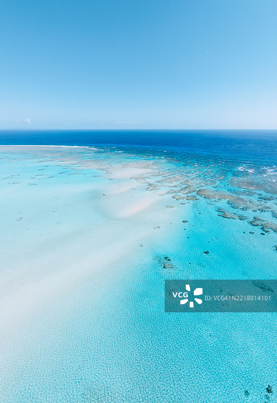 南日本热带泻湖水域及珊瑚礁的鸟瞰图图片素材