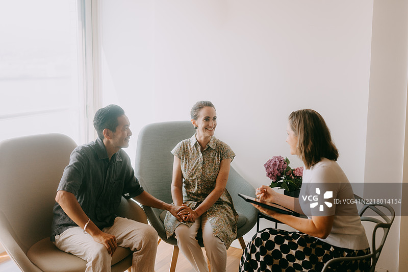 与女性治疗师的婚姻咨询图片素材