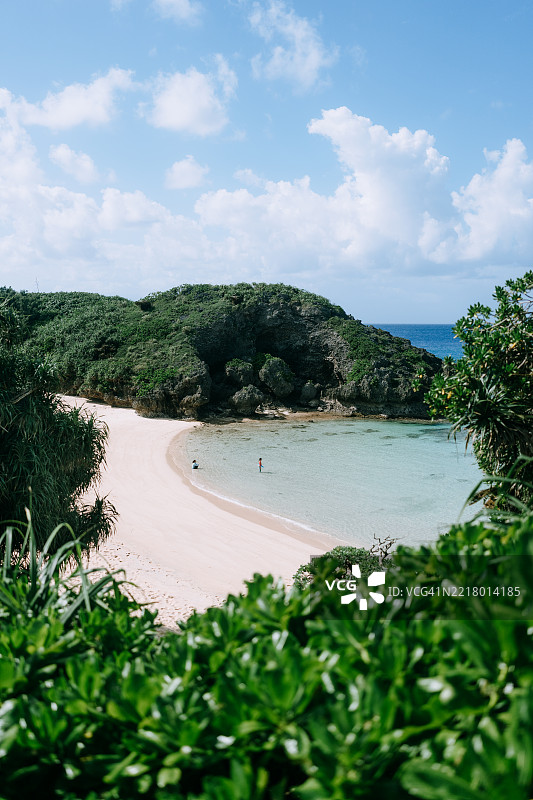 母亲和孩子在海滩上玩耍图片素材