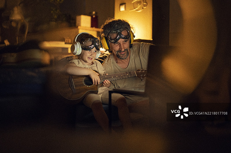 有趣的家庭在线吉他课程，爸爸和孩子一起演奏音乐图片素材