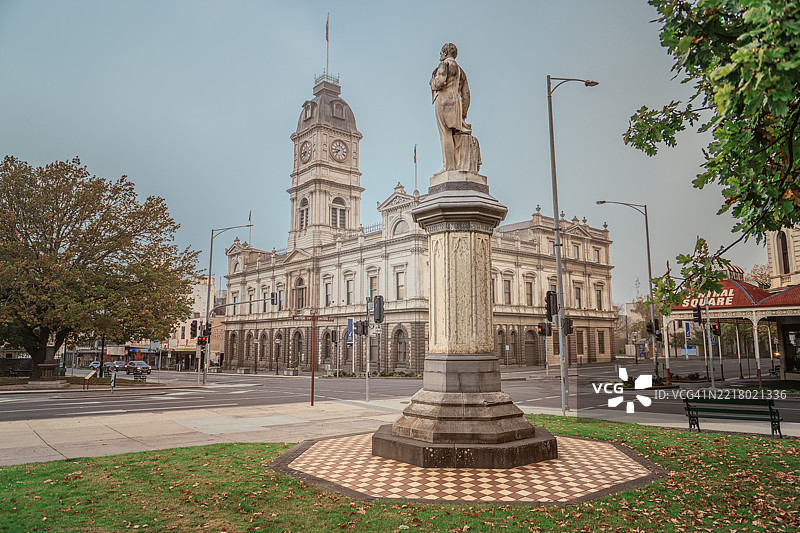 巴拉瑞特市政厅，前景中有托马斯·摩尔的雕像。图片素材