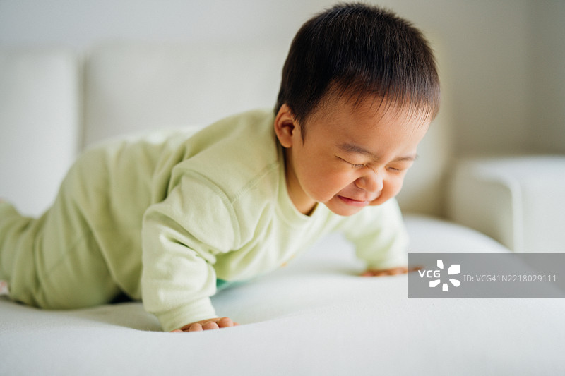 小男孩感到疼痛图片素材