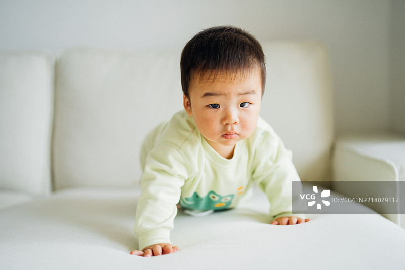 婴儿男孩爬行和玩耍图片素材